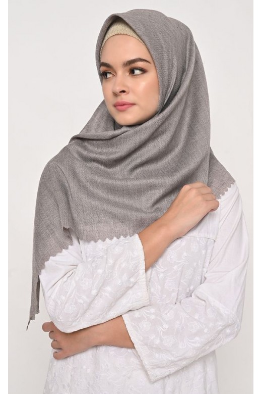 Hijab Segi 4 Voal Zaffron Lasercut Stupa Grey